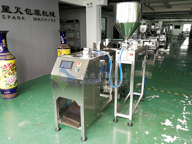 全自動調(diào)味醬包裝機整機展示